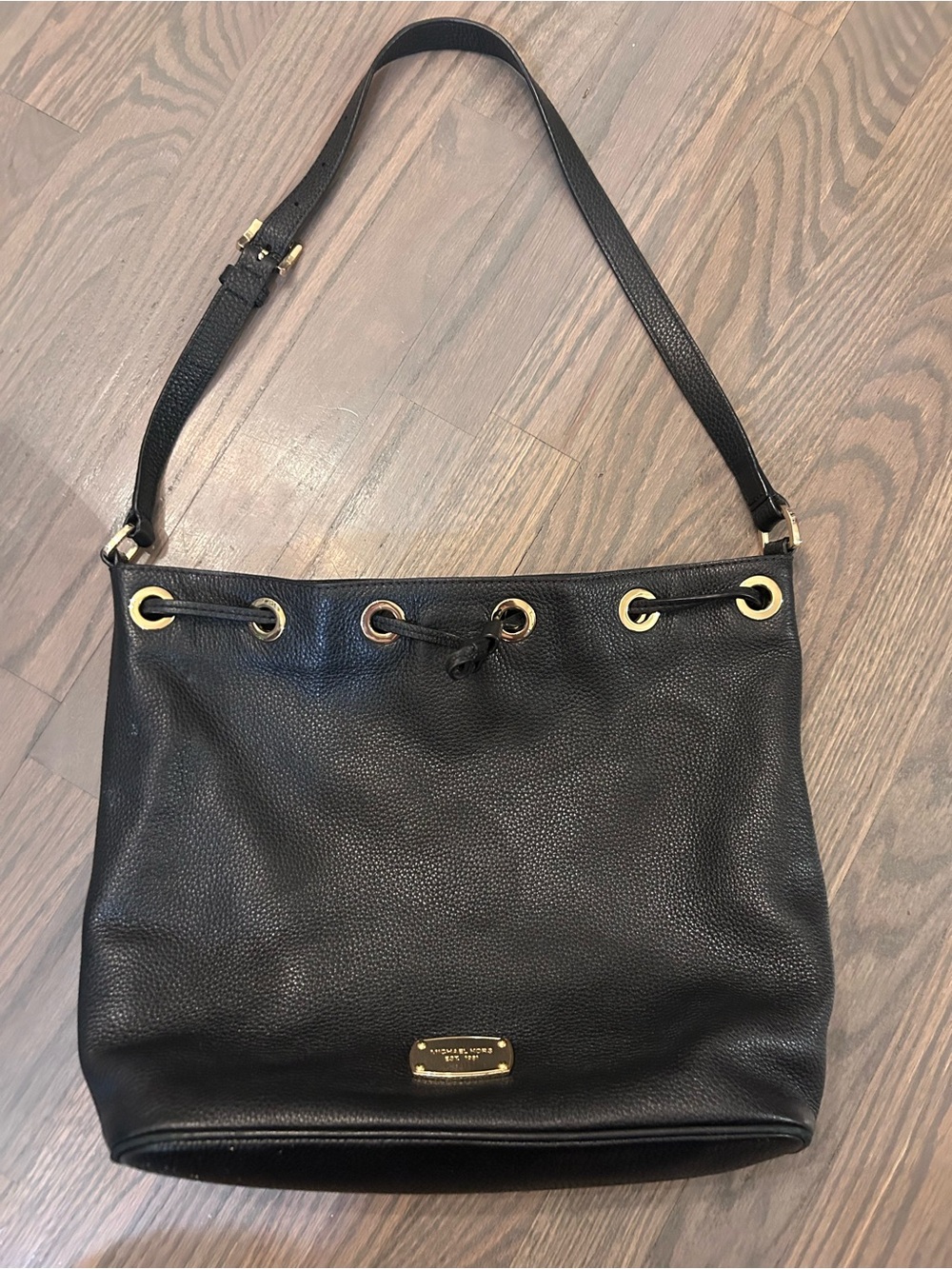 Michael Kors black leather Drawstring slouchy Bag with Gold Hardware